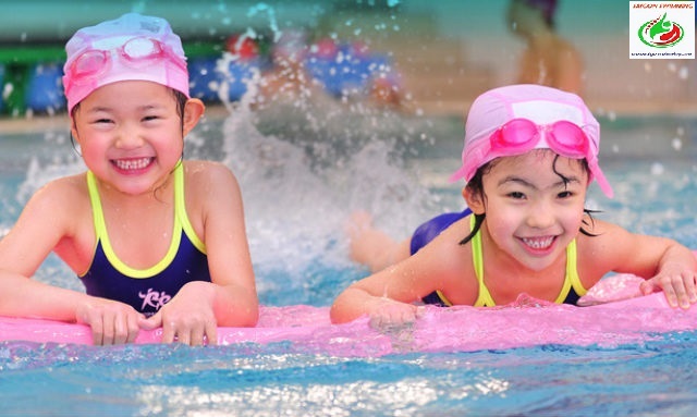 Các bé vừa học vừa vui chơi thoải mái cùng giáo viên ở lớp dạy bơi Quận Tân Phú